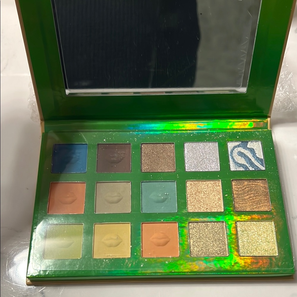 Vibrant Eyeshadow Palette. Volume 35 in the bimonthly palette club